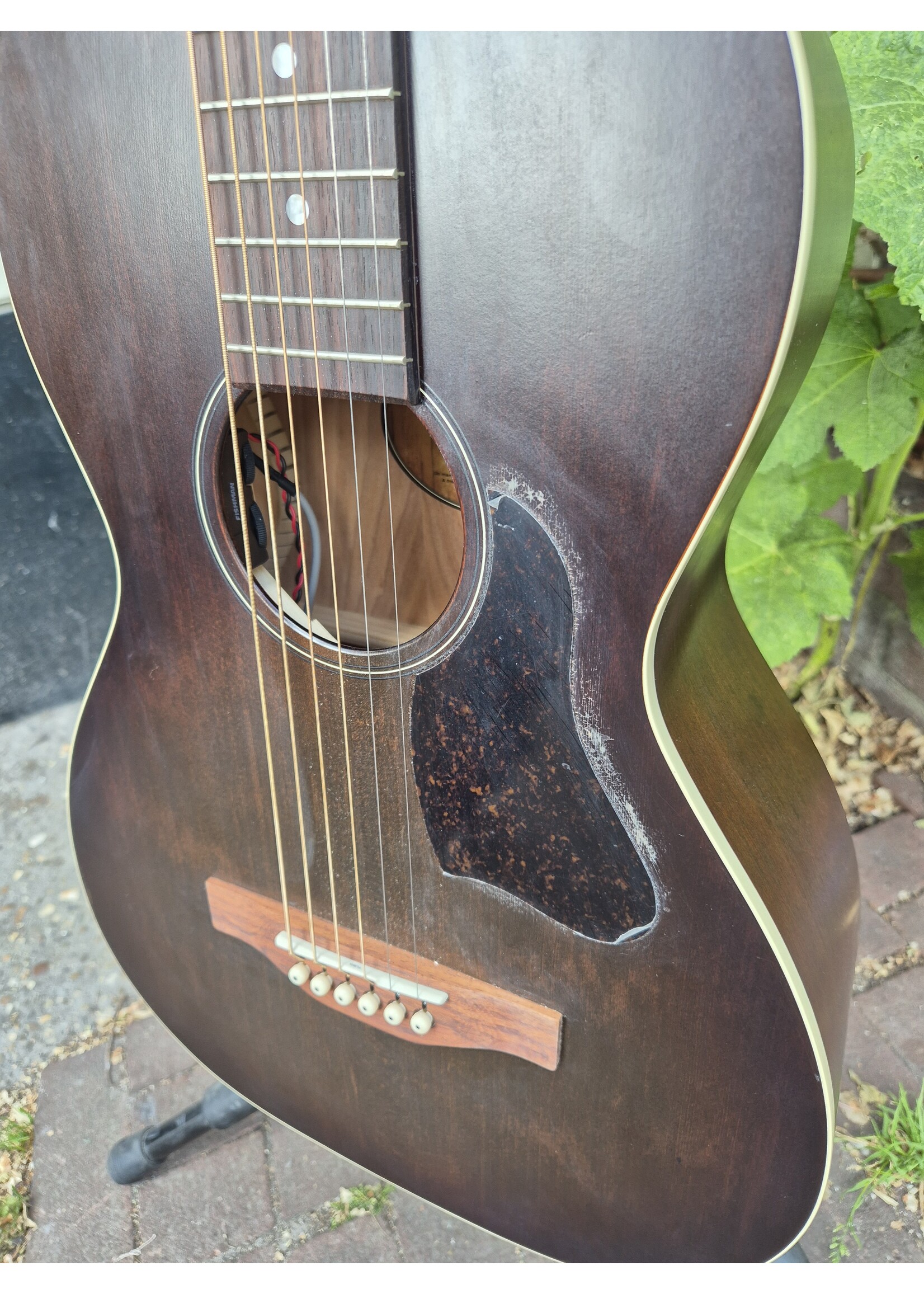 ART & LUTHERIE Art & Lutherie   Roadhouse Bourbon Burst E/A B stock