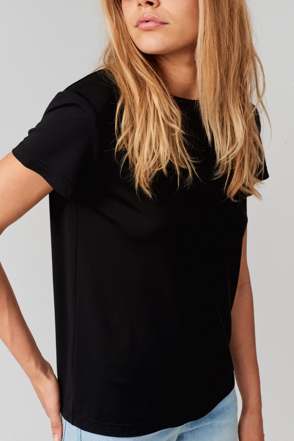 Moderna Tee Black - IVY