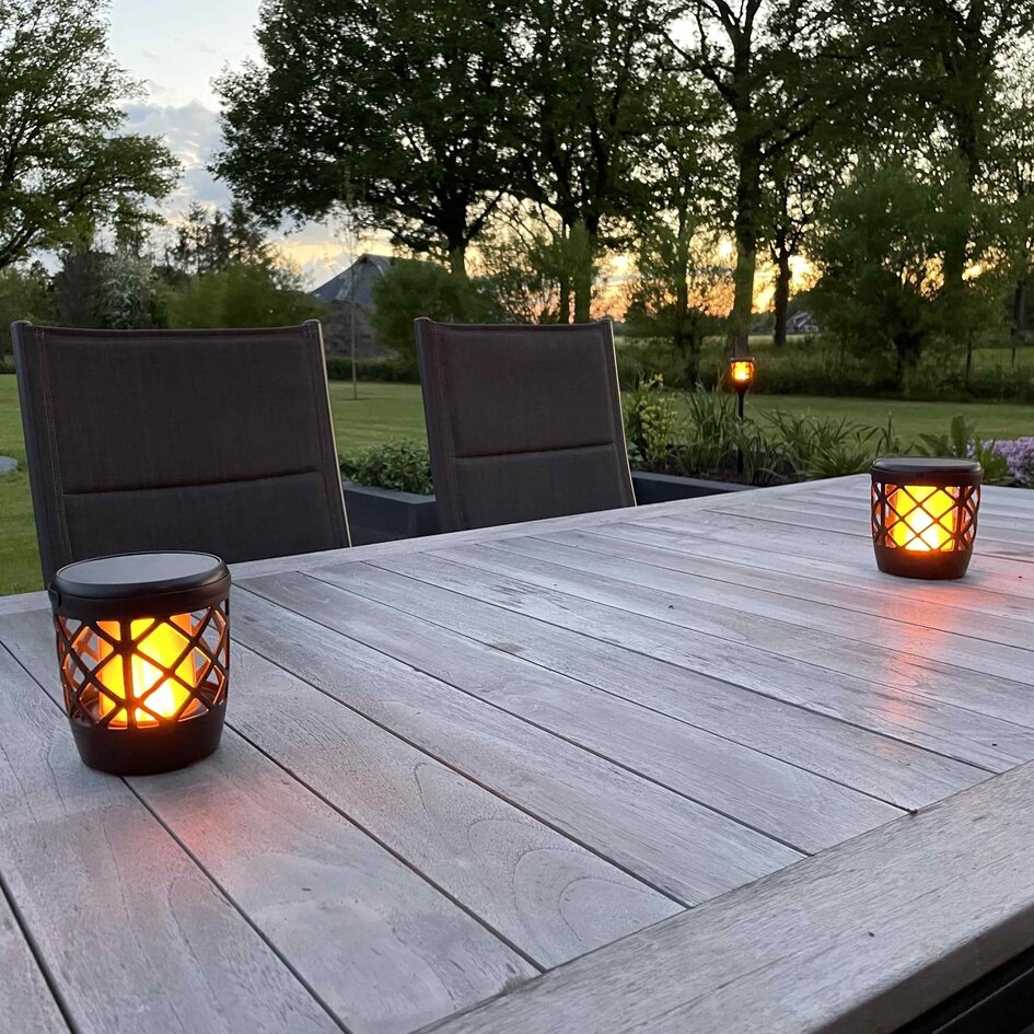 Lampe de table solaire à effet de flamme à LED intégrée