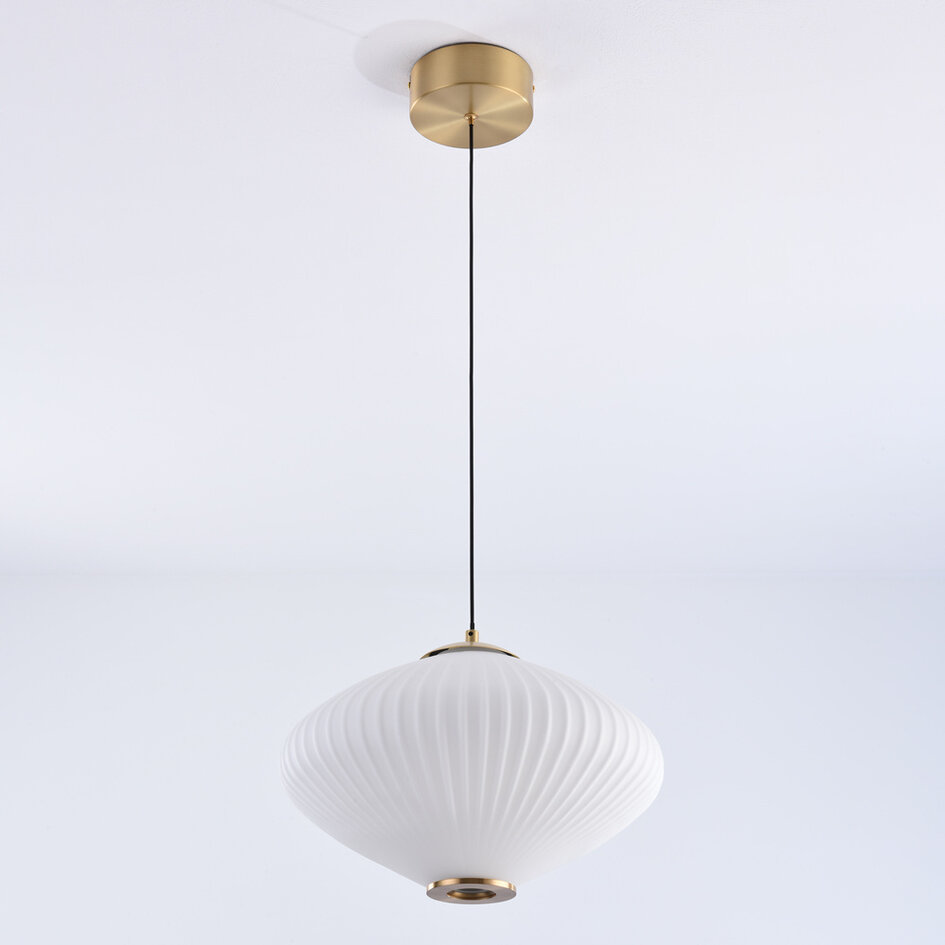 Suspension en verre blanc laiteux et détails en bronze - Mateja