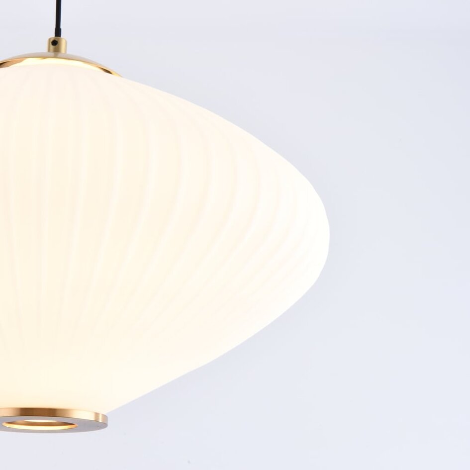 Suspension en verre blanc laiteux et détails en bronze - Mateja