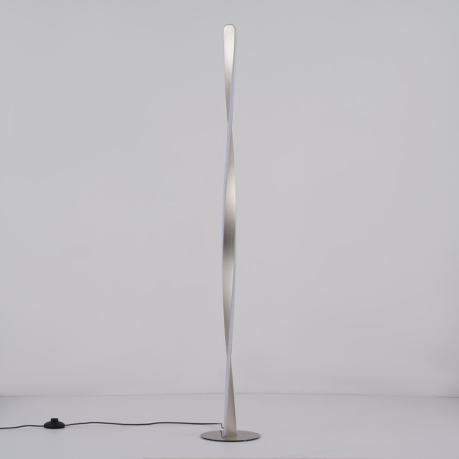 Lampadaire Locke avec armature torsadée et LED intégrée
