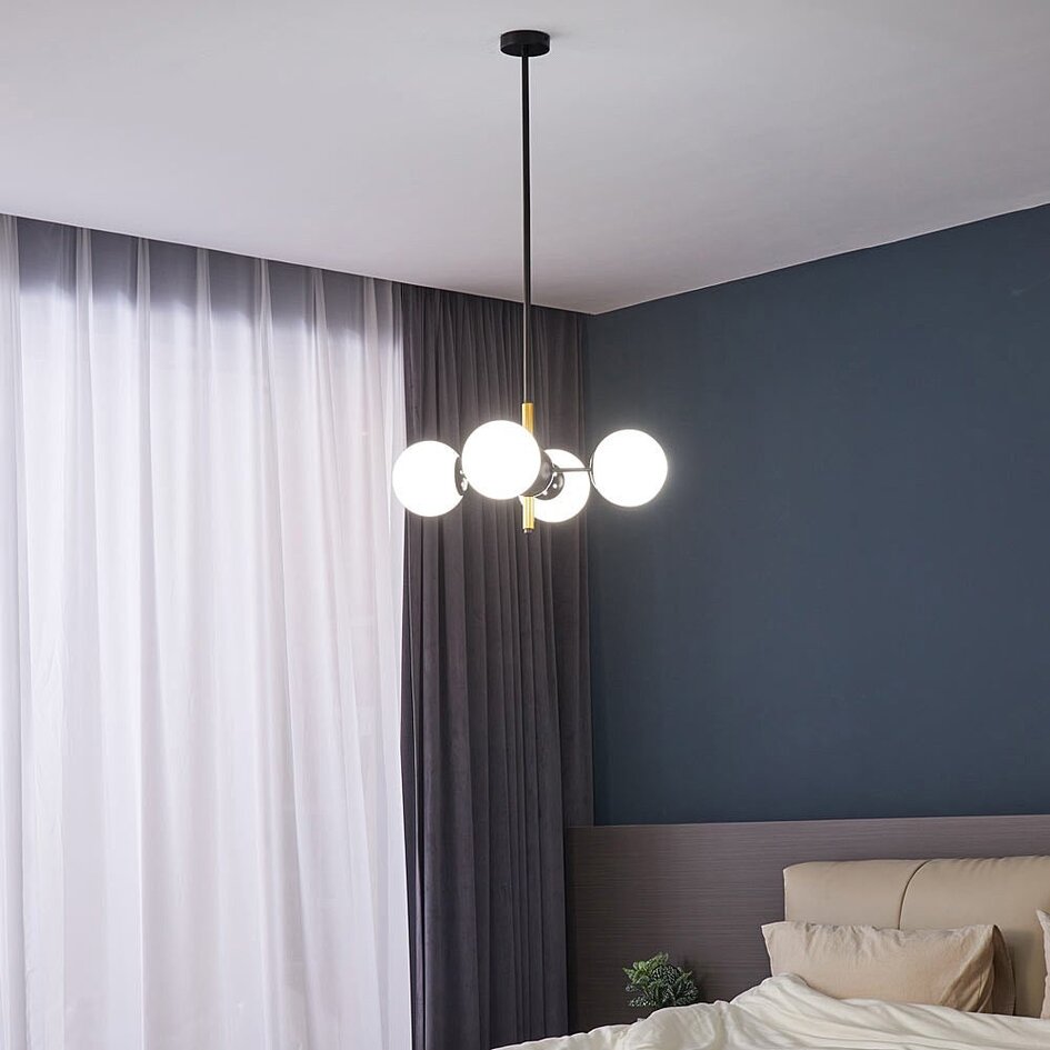 Suspension Callie 4 lumières - noir, verre opalin et accents dorés