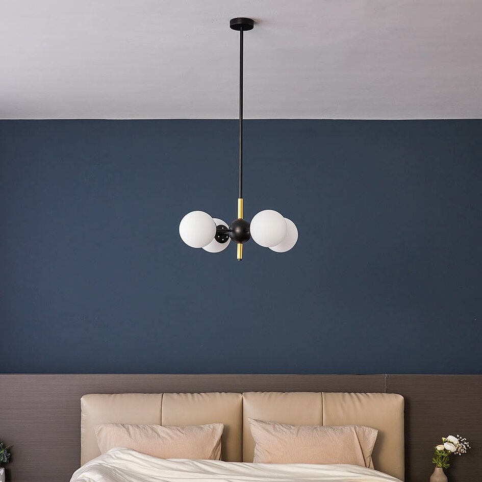 Suspension Callie 4 lumières - noir, verre opalin et accents dorés