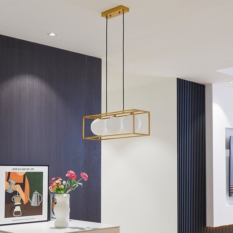 Suspension Gabia 3 lumières - cadre carré doré et verre opalin