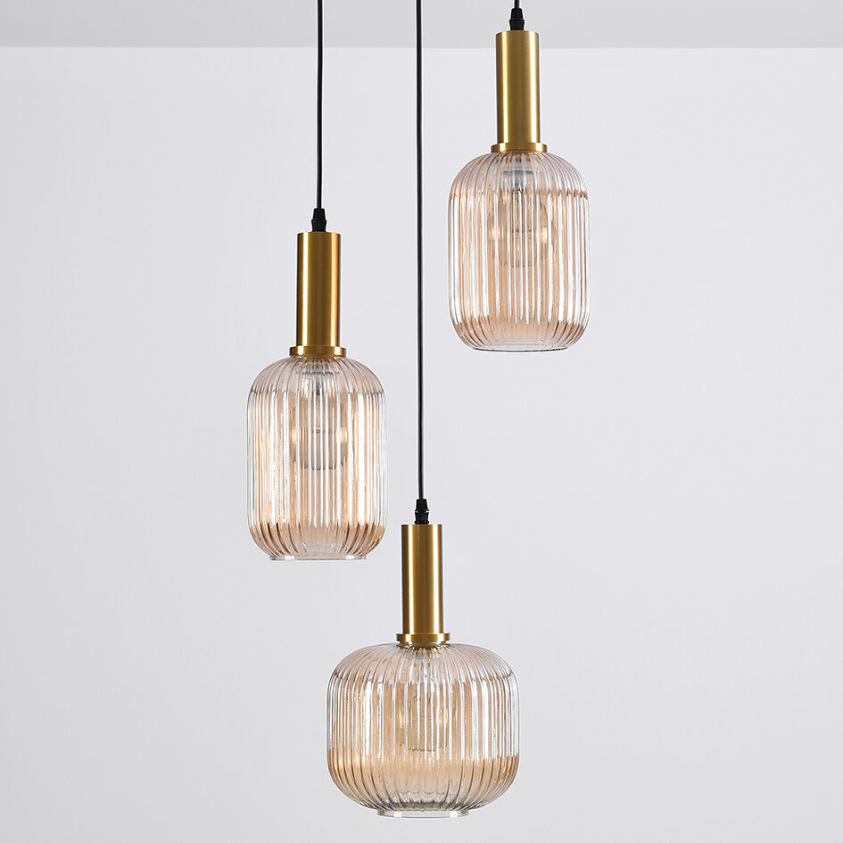 Suspension design 3 lumières Sita - noir et doré avec verre ambré