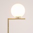 Lampadaire design Connor en doré et verre blanc laiteux