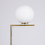 Lampadaire design Connor en doré et verre blanc laiteux