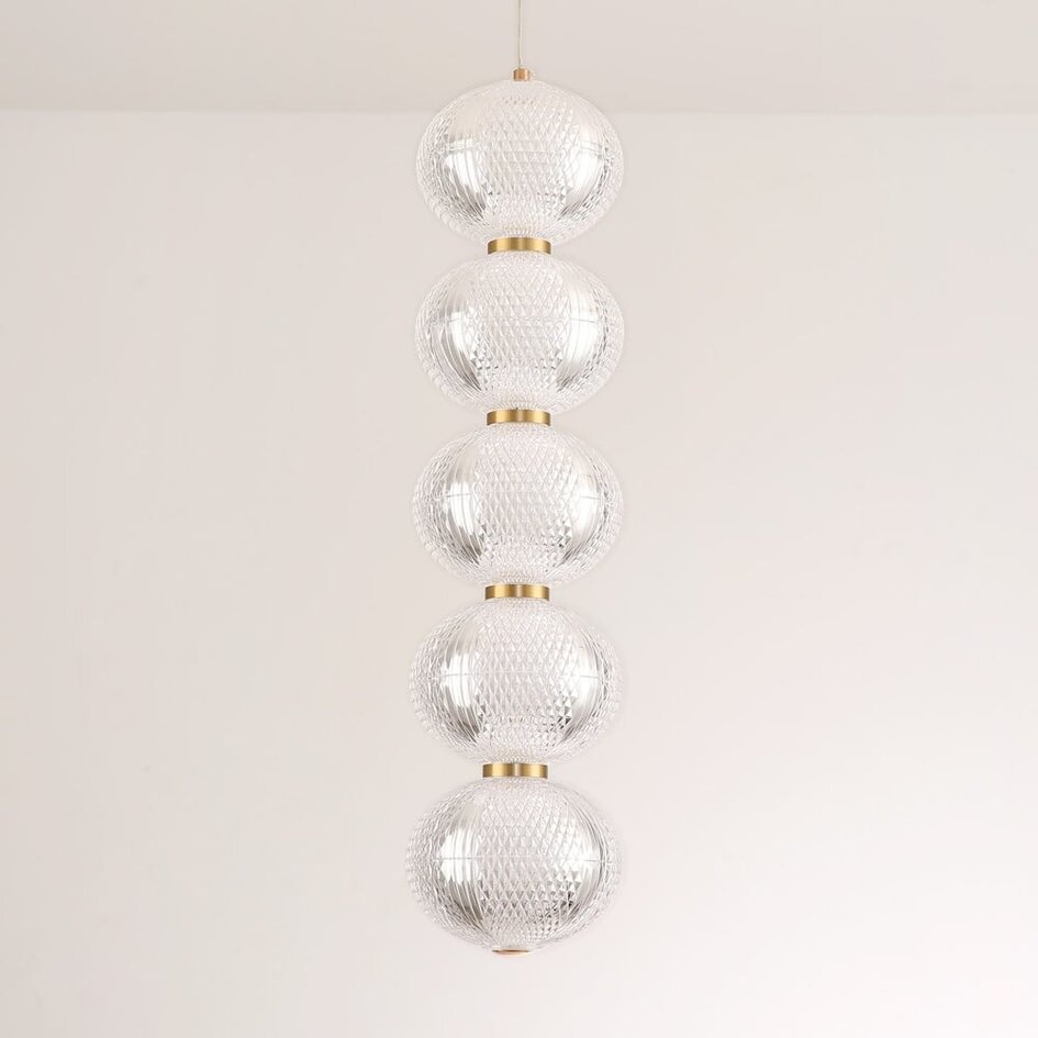 Suspension Aella 5 lumières - globes blancs aux bords dorés