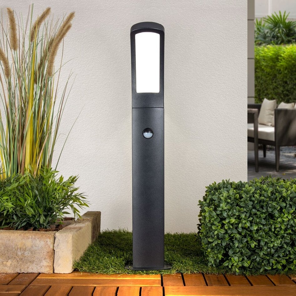 Lampe d'extérieur moderne sur pied Reese avec capteur - noir