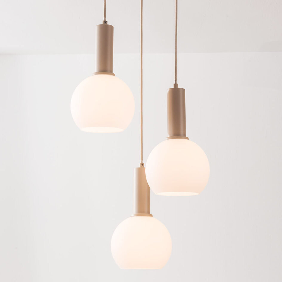 Suspension Imme 3 lumières beige avec abat-jours en verre blanc laiteux