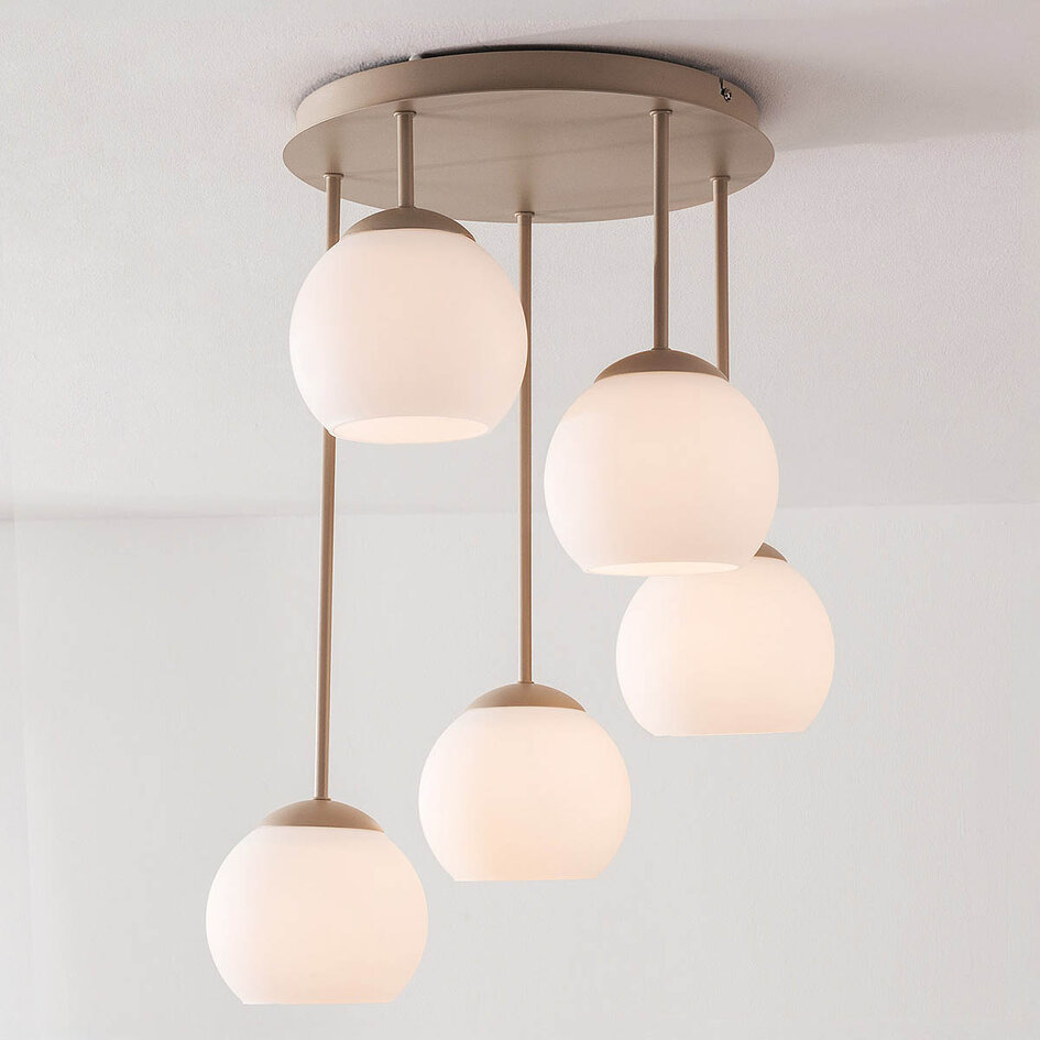 Plafonnier moderne beige Carato à 5 lumières avec boules en verre blanc laiteux
