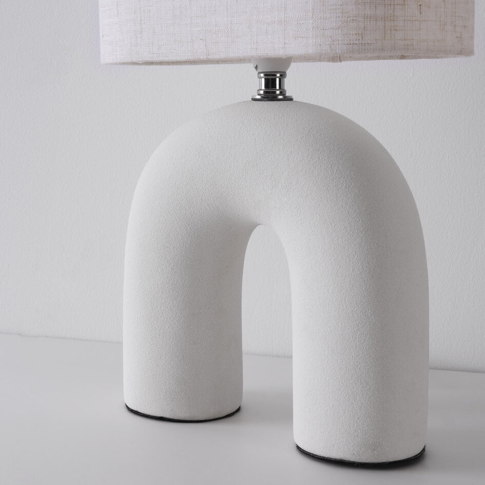 Lampe de table Japandi Poyta en céramique blanche avec abat-jour en lin