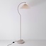 Lampe arquée moderne Tatsu avec abat-jour en tissu plissé et structure beige
