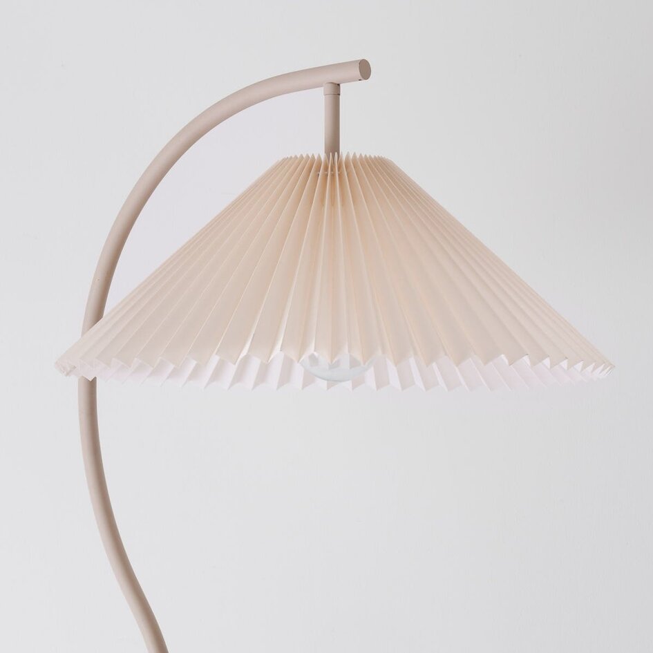 Lampe arquée moderne Tatsu avec abat-jour en tissu plissé et structure beige