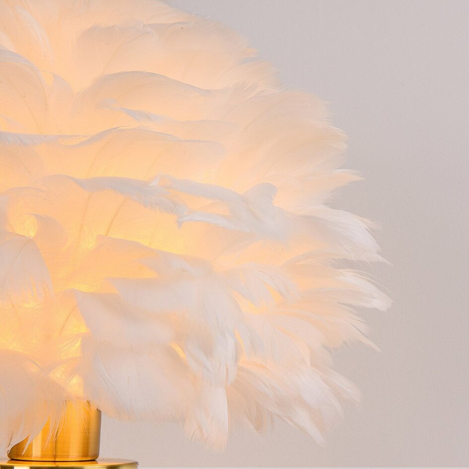 Lampe de table Saphira avec plumes blanches et base en laiton doré