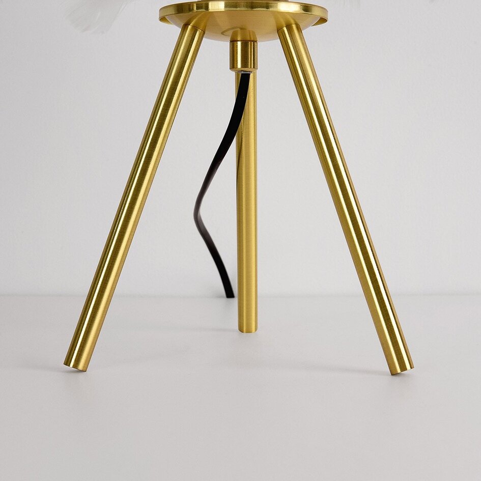 Lampe de table Saphira avec plumes blanches et base en laiton doré