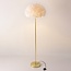 Lampadaire design Evania avec plumes blanches et base en laiton doré