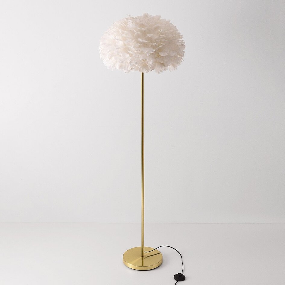 Lampadaire design Evania avec plumes blanches et base en laiton doré