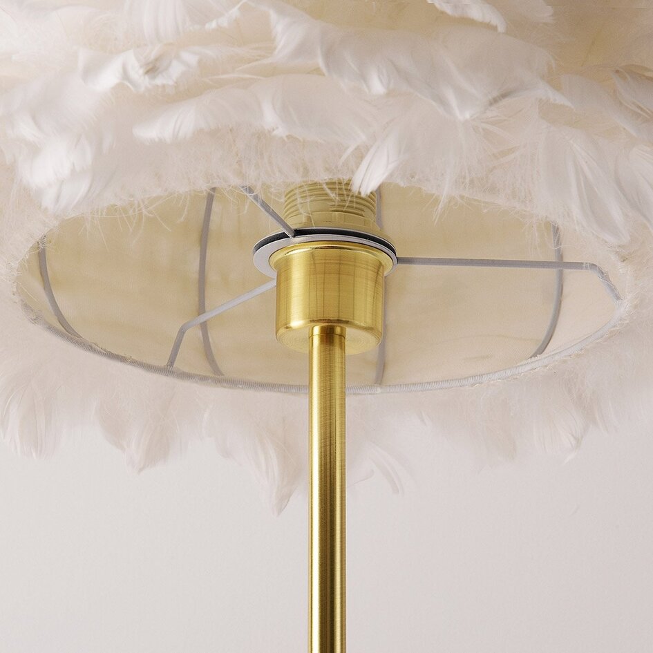Lampadaire design Evania avec plumes blanches et pied en laiton doré