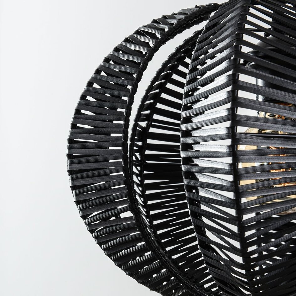 Suspension Celina en noir avec aspect rotin