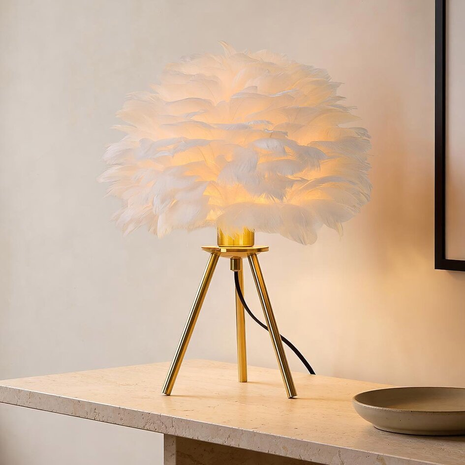 Lampe de table Saphira avec plumes blanches et pied en laiton doré