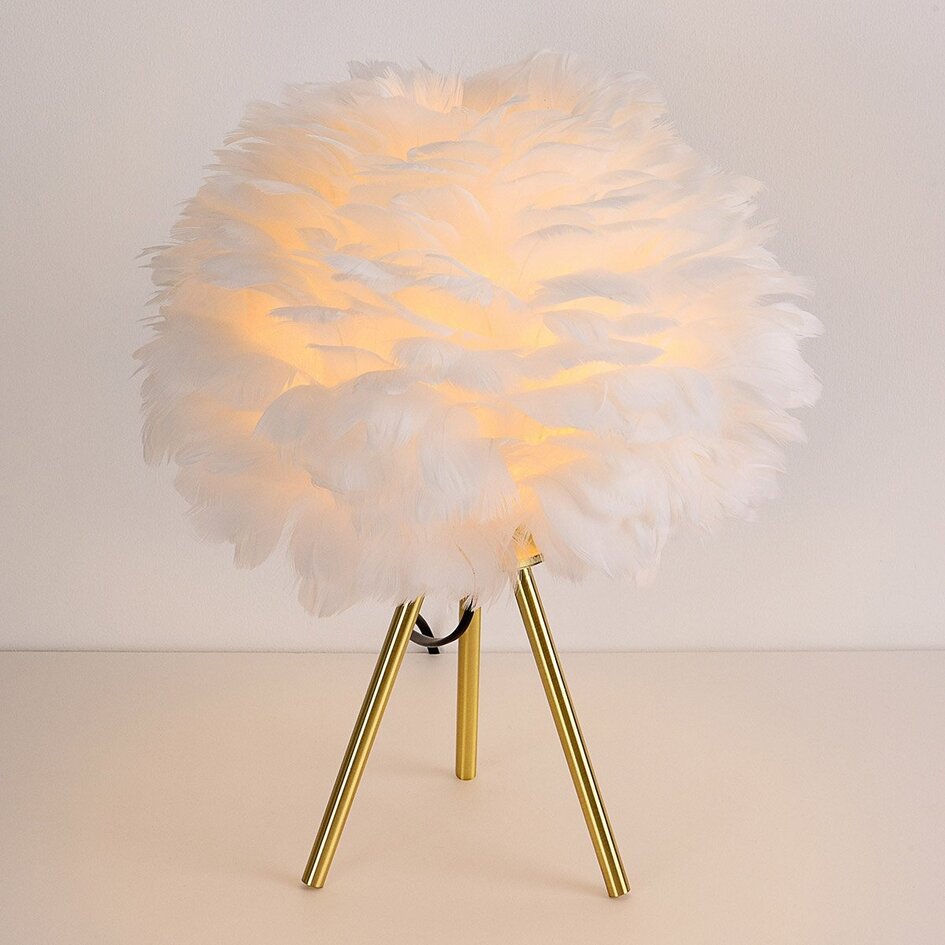 Lampe de table Saphira avec plumes blanches et pied en laiton doré