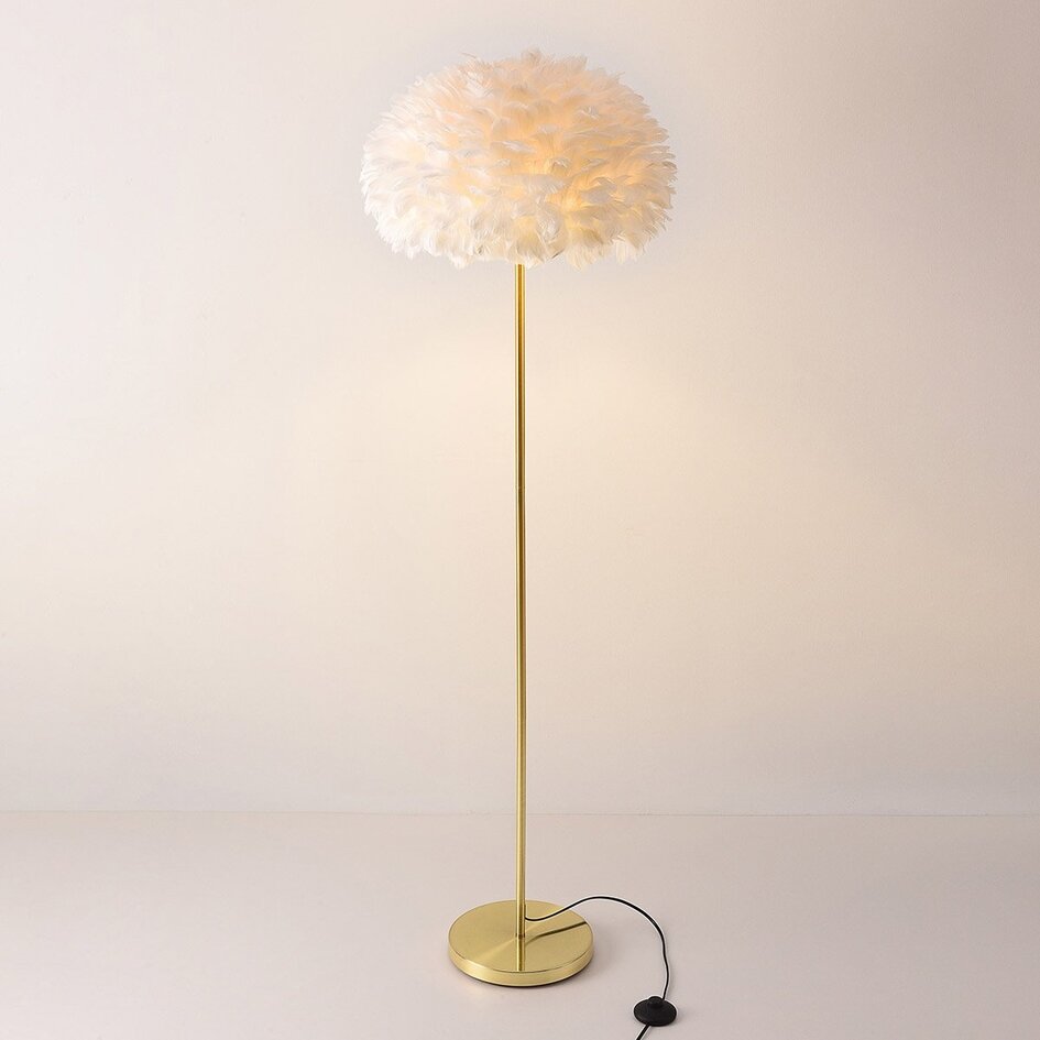 Lampadaire design Evania en plumes blanches à pied en laiton doré