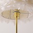 Lampadaire design Evania avec plumes blanches et pied en laiton doré