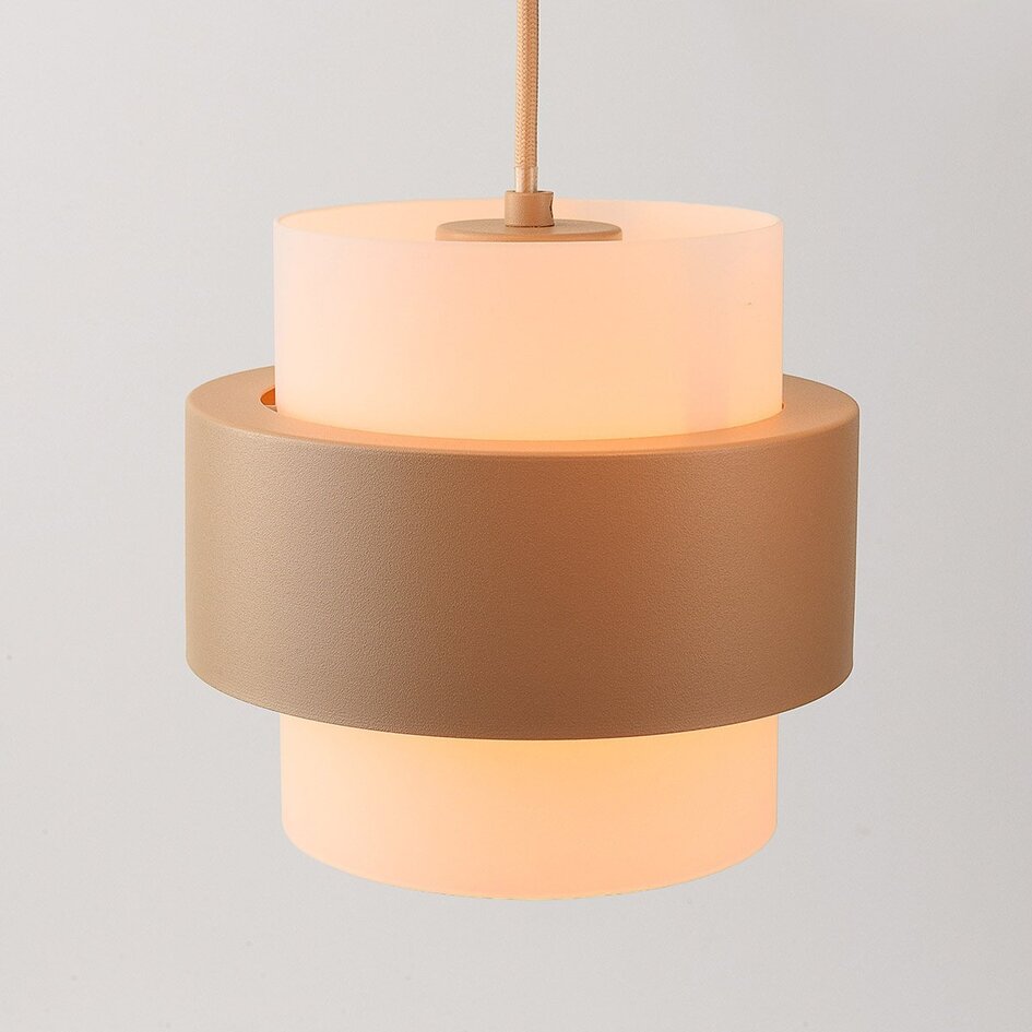 Suspension moderne Kodi beige avec abat-jours en verre blanc laiteux, 3 lumières