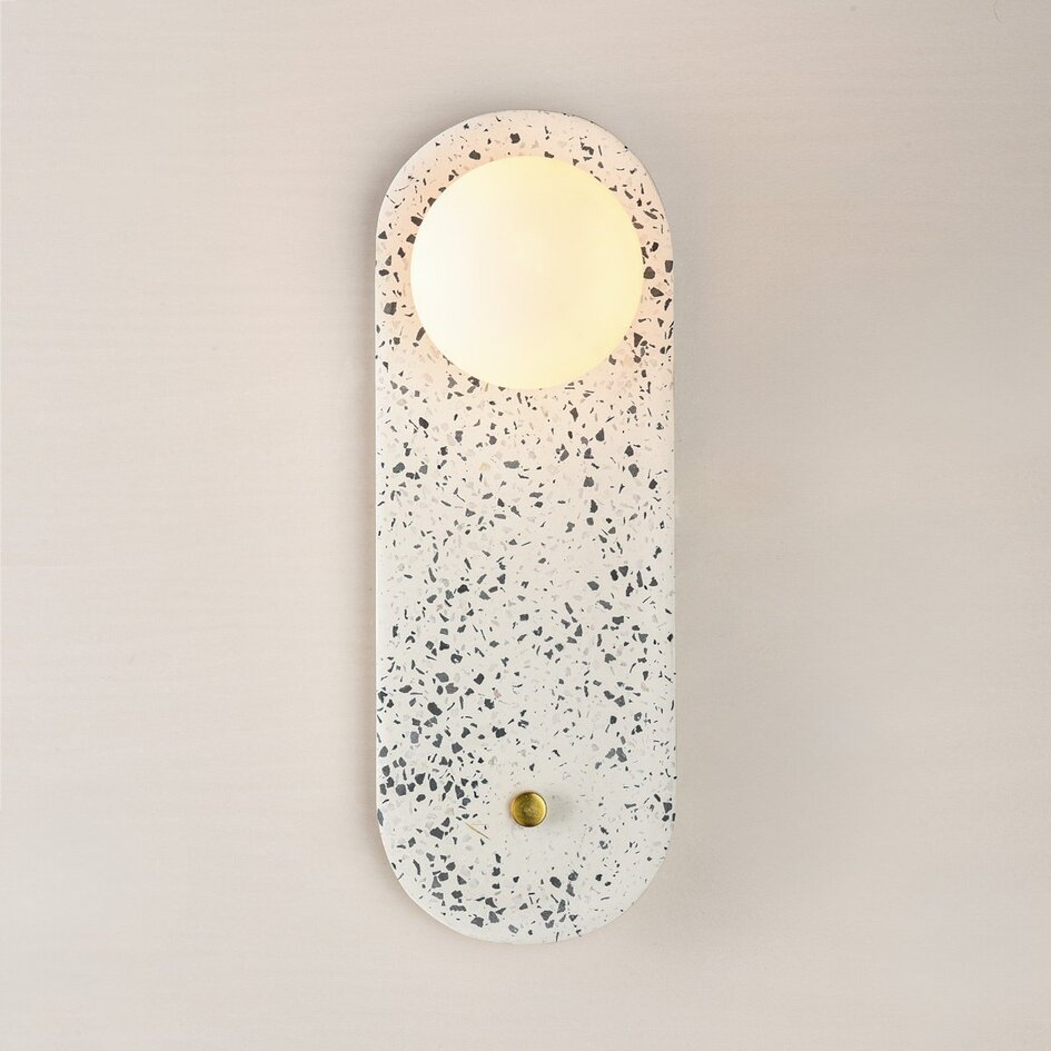 Applique murale Velo en ciment et verre blanc laiteux aspect terrazzo