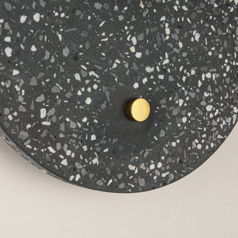 Applique ronde Vero en ciment et verre blanc laiteux, aspect terrazzo gris foncé