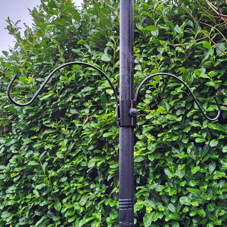 Anneau métallique avec crochets de suspension pour poteaux