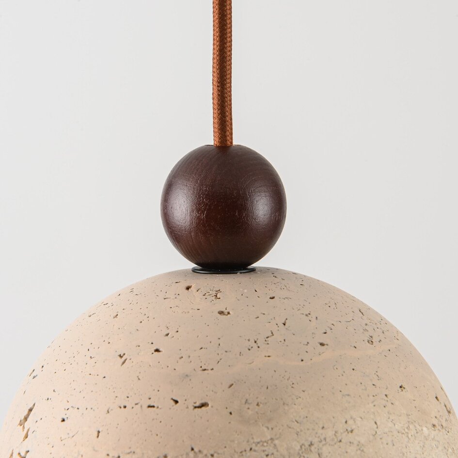 Suspension Vara en travertin (pierre naturelle), bois et verre blanc laiteux