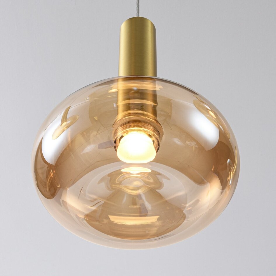 Suspension dimmable Valira avec verre ambré, détails dorés et télécommande, 5 lumières