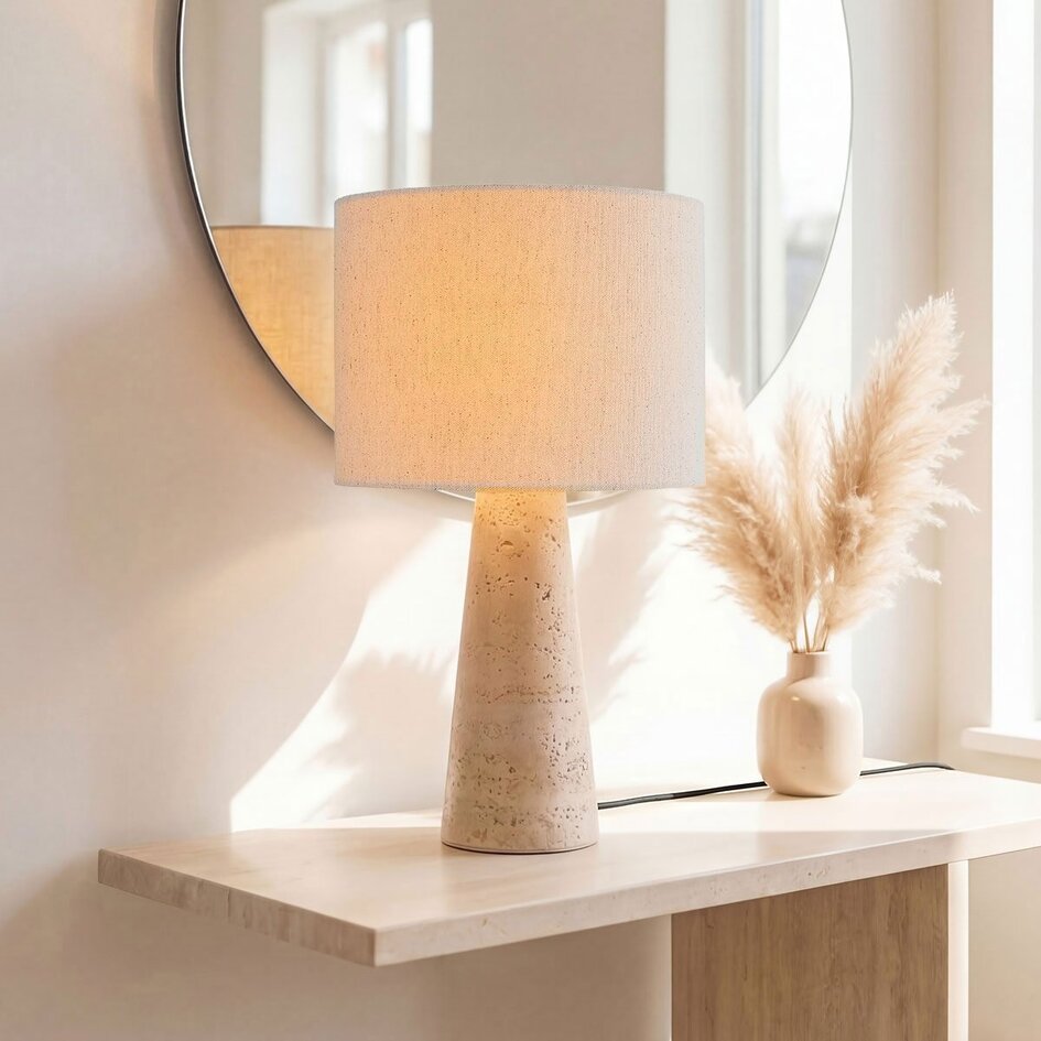 Lampe à poser Verla avec abat-jour en lin et aspect travertin
