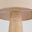 Lampe de table Verla avec abat-jour en lin et pied aspect travertin