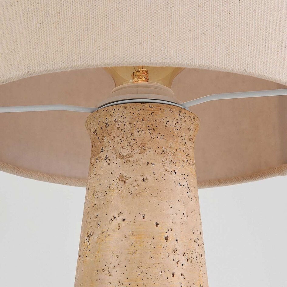 Lampe de table Verla avec abat-jour en lin et pied aspect travertin