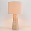 Lampe de table Verla avec abat-jour en lin et pied aspect travertin
