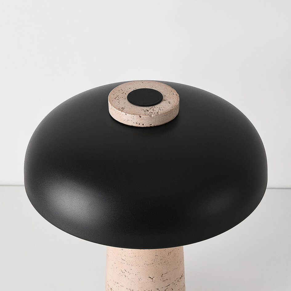 Lampe de table Japandi Tavio en travertin (pierre naturelle) avec abat-jour noir