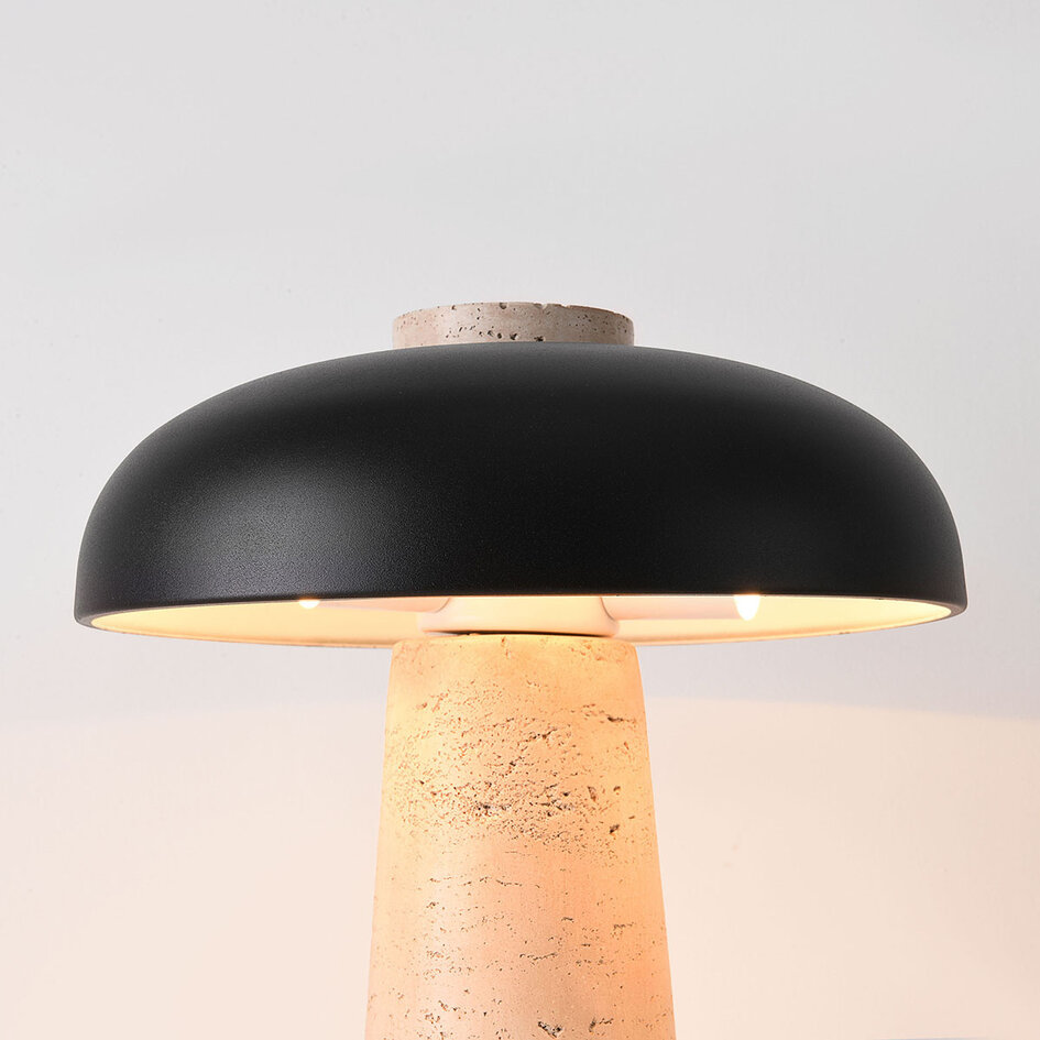 Lampe de table Japandi Tavio en travertin (pierre naturelle) avec abat-jour noir