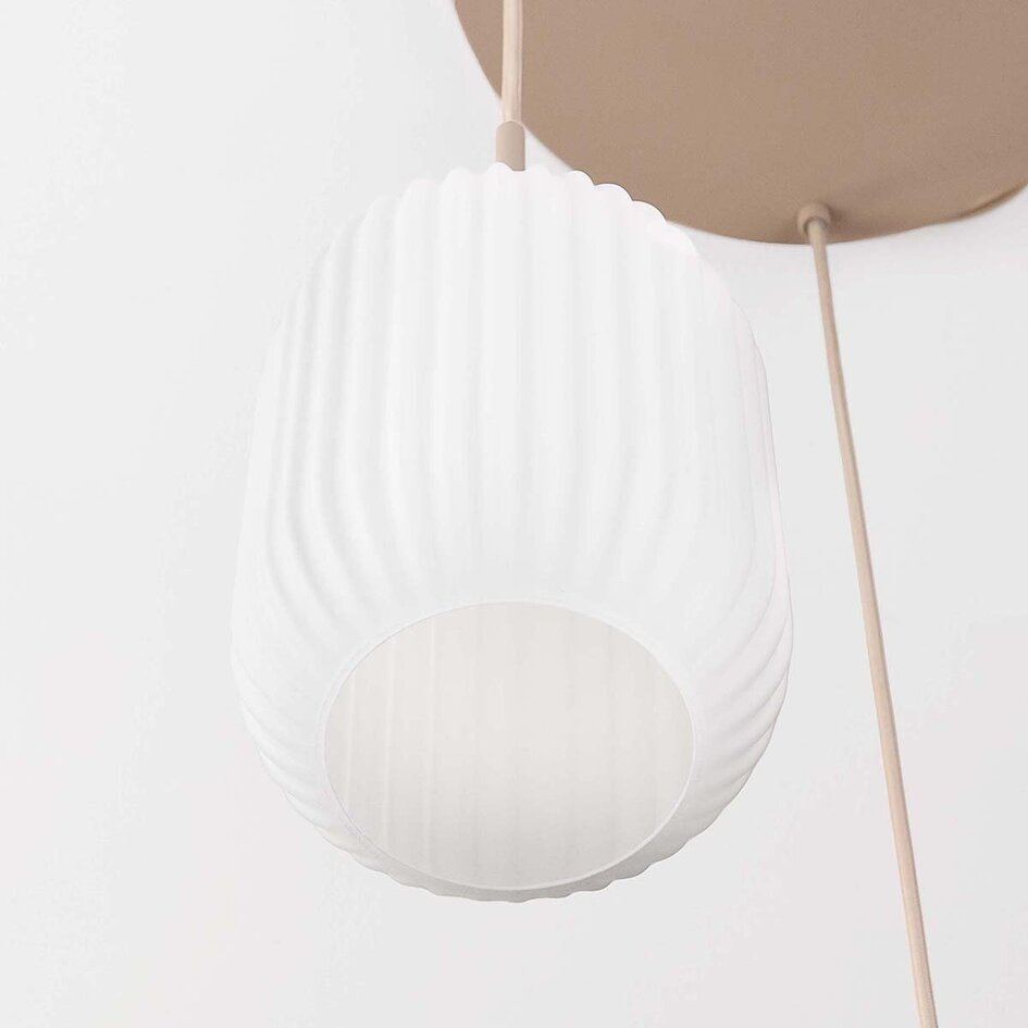 Suspension Serilda beige avec 3 abat-jours en verre blanc laiteux nervuré