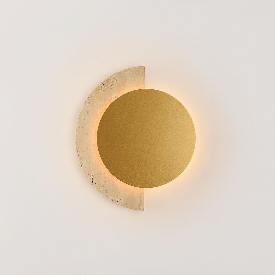 Applique Kiro à LED intégrée et travertin (pierre naturelle) en doré et beige sable