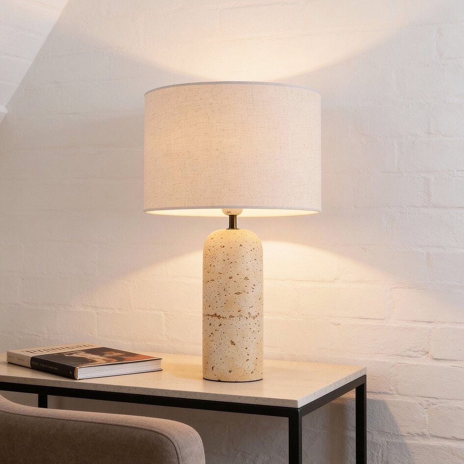 Lampe de table Seraphina avec abat-jour en lin et pied en céramique effet travertin