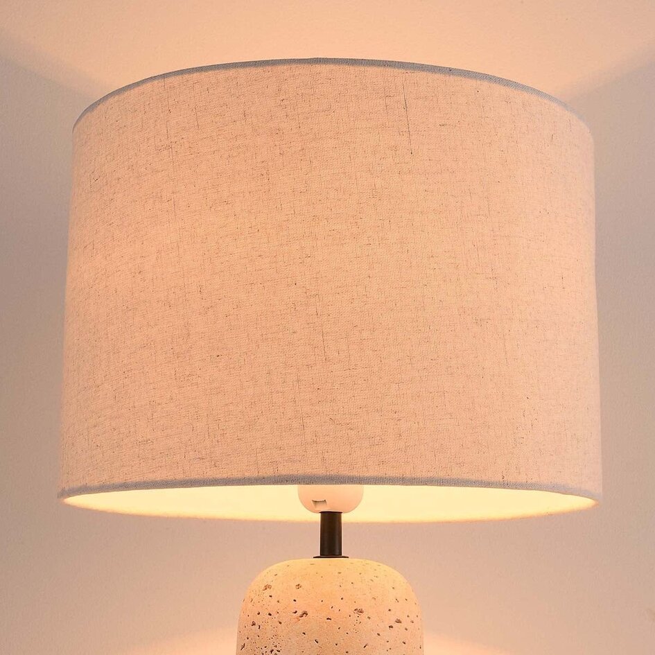 Lampe de table Seraphina avec abat-jour en lin et pied en céramique effet travertin