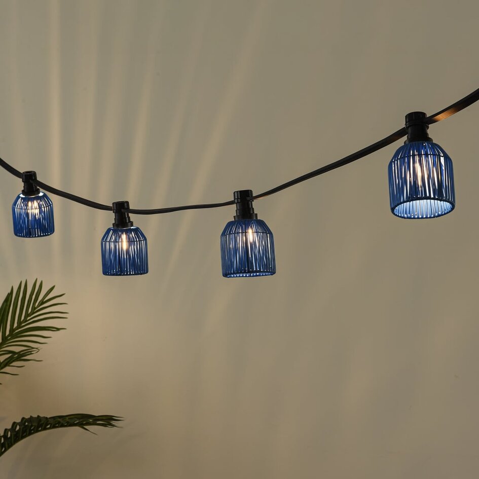 Kit guirlande guinguette incluant des abat-jours aspect rotin bleu foncé, disponible avec différentes ampoules LED