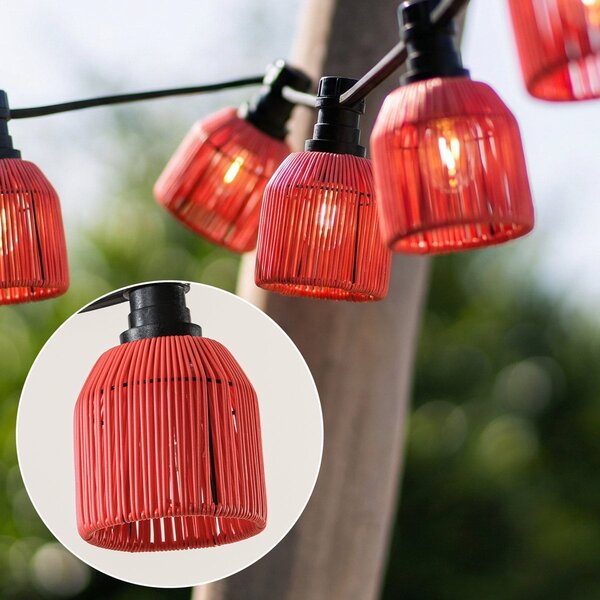 Kit guirlande guinguette incluant des abat-jours aspect rotin rouge, disponible avec différentes ampoules LED