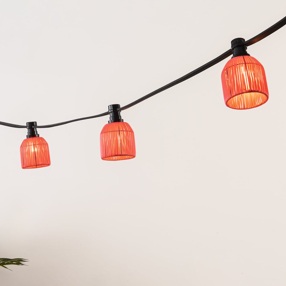 Kit guirlande guinguette incluant des abat-jours aspect rotin rouge, disponible avec différentes ampoules LED
