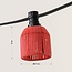 Kit guirlande guinguette incluant des abat-jours aspect rotin rouge, disponible avec différentes ampoules LED