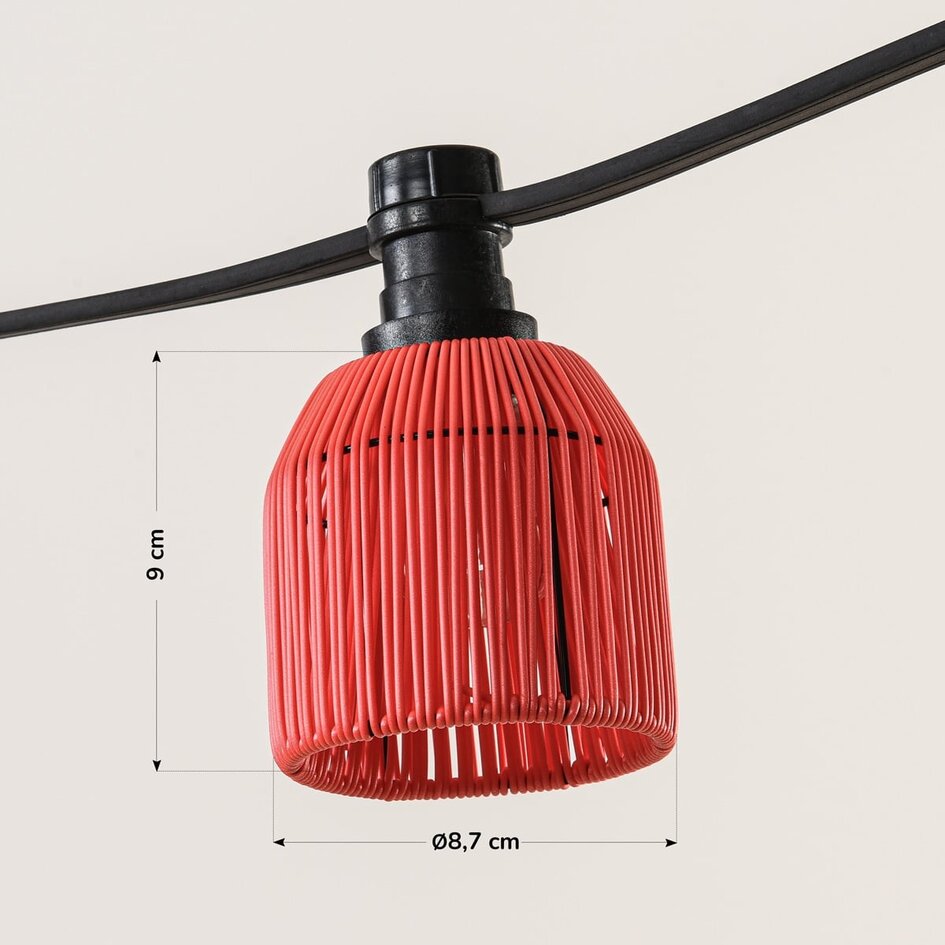 Kit guirlande guinguette incluant des abat-jours aspect rotin rouge, disponible avec différentes ampoules LED